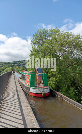 Pontcysyllte Aquädukt über den Fluss Dee an Trevor in der Nähe von Llangollen North East Wales. Mann auf der Deichsel eines 15-04 Navigieren im engen Aquädukt Stockfoto