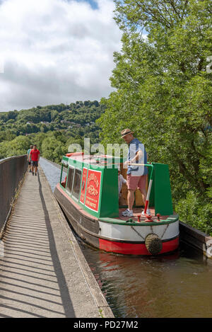 Pontcysyllte Aquädukt über den Fluss Dee an Trevor in der Nähe von Llangollen North East Wales. Mann auf der Deichsel eines 15-04 Navigieren im engen Aquädukt Stockfoto