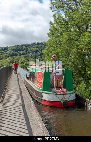 Pontcysyllte Aquädukt über den Fluss Dee an Trevor in der Nähe von Llangollen North East Wales. Mann auf der Deichsel eines 15-04 Navigieren im engen Aquädukt Stockfoto