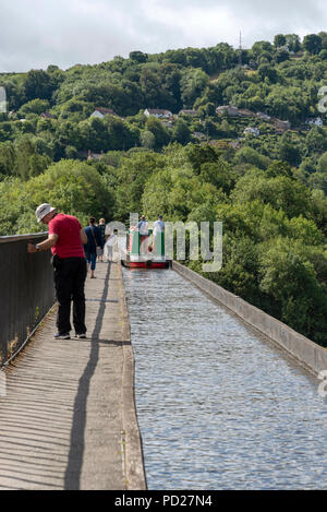 Pontcysyllte Aquädukt über den Fluss Dee an Trevor in der Nähe von Llangollen North East Wales. Mann auf der Deichsel eines 15-04 Navigieren im engen Aquädukt Stockfoto