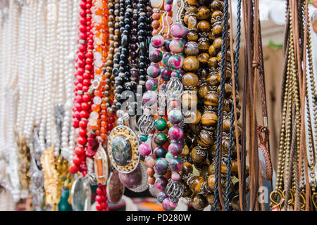 Viele bunte Perlen auf indonesischen Markt handgefertigten Schmuck. Stockfoto