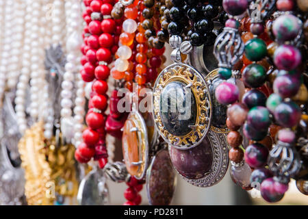 Viele bunte Perlen auf indonesischen Markt handgefertigten Schmuck. Stockfoto