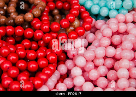 Viele bunte Perlen auf indonesischen Markt handgefertigten Schmuck. Stockfoto
