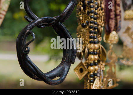 Viele bunte Perlen auf indonesischen Markt handgefertigten Schmuck. Stockfoto