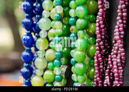 Viele bunte Perlen auf indonesischen Markt handgefertigten Schmuck. Stockfoto