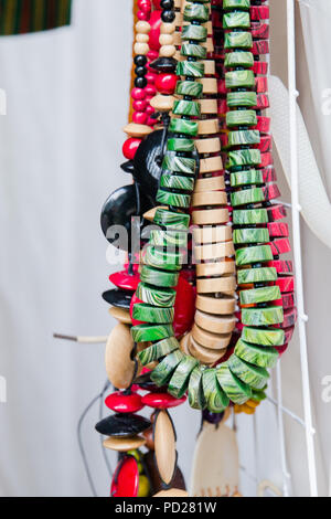 Viele bunte Perlen auf indonesischen Markt handgefertigten Schmuck. Stockfoto