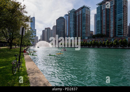 Chicago, IL, Vereinigte Staaten - 09 Augustl 2017: Sommer Kajakfahrer auf dem Chicago River unter den Skyline. Stockfoto