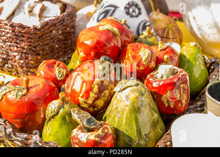 Schönen Layout der Waren der Volkskunst auf der Messe. Immer noch leben der Birnen oder Äpfel und Paprika in einem Weidenkorb Stockfoto