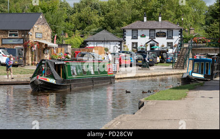 Ein 15-04 auf dem Llangollen-kanal, Trevor Becken nähert sich dem pontcysyllte Aquädukt über den Fluss Dee an Trevor in der Nähe von Llangollen North Wales. Großbritannien Stockfoto