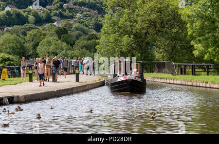 Ein 15-04 Verlassen der Pontcysyllte Aquädukt über den Fluss Dee an Trevor Becken auf dem Llangollen-kanal, North East Wales. Großbritannien Stockfoto