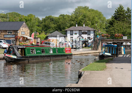 Ein 15-04 auf dem Llangollen-kanal, Trevor Becken nähert sich dem pontcysyllte Aquädukt über den Fluss Dee an Trevor in der Nähe von Llangollen North Wales. Großbritannien Stockfoto