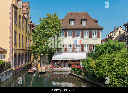 Boot auf Kanal von Fluss Lauch, Klein Venedig (La Petite Venise), Colmar, Frankreich Stockfoto