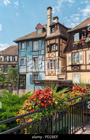 Fachwerkhäuser von der Rue de Turenne Brücke in Klein Venedig gesehen (La Petite Venise), Colmar, Frankreich Stockfoto