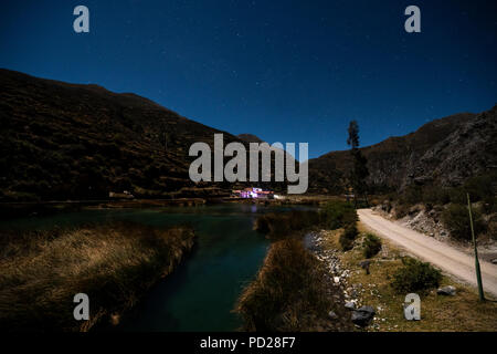 Nacht Landschaften mit Vollmond Licht in Huancaya, noch Yauyos-Cochas Landschaft finden, Anden in Lima, Peru. Stockfoto