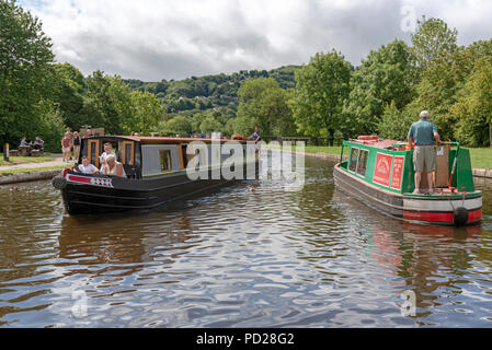 Ein 15-04 beenden neben einem anderen Eingabe der Pontcysyllte Aquädukt über den Fluss Dee an Trevor Becken in der Nähe von Llangollen North East Wales. Stockfoto