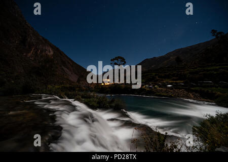 Nacht Landschaften mit Vollmond Licht in Huancaya, noch Yauyos-Cochas Landschaft finden, Anden in Lima, Peru. Stockfoto