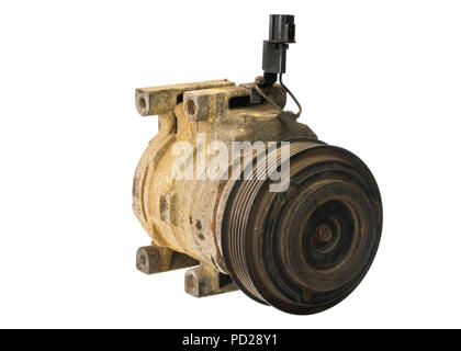Automotive Klimaanlage Kompressor, eine alte deaktiviert Motor aus ein Auto, ein Auto Details auf weißem Hintergrund Stockfoto