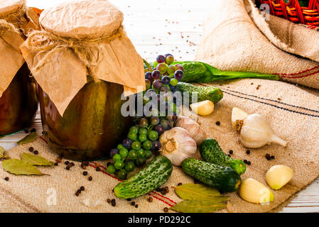 Canning Gurken in Gläsern aus dem Garten mit Zwiebeln, Tomatensauce chasnokomi Stockfoto