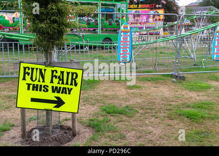 Zeichen, die zeigen, wo der Eingang an der Warrington Bank Park die ein eingezäunt Sommer Spielplatz mit Kirmes und ein Strand befindet Stockfoto