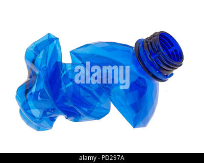 Zerknittert und gequetscht, blauen Kunststoff Flasche Wasser auf weißem Hintergrund. Stockfoto