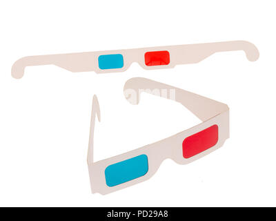 Foto von Rot und cyan Karton 3D-Brille auf Weiß isoliert. Zwei Paare. Gefaltet und flach. Stockfoto