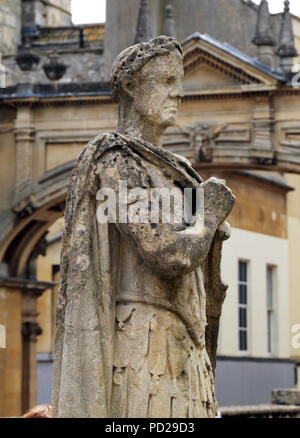 Römische Statue auf der Terrasse an der römischen Bäder in Bath, England. Stockfoto