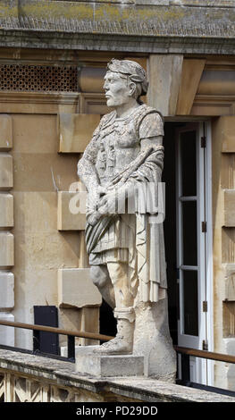 Römische Statue auf der Terrasse an der römischen Bäder in Bath, England. Stockfoto