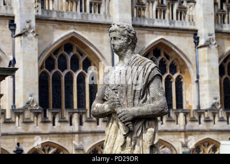 Römische Statue auf der Terrasse an der römischen Bäder in Bath, England. Stockfoto