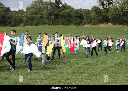 Kinder tragen ein riesiges Puzzle von Irland auf der 37. Nationalen Hungerstreik Gedenken im Castlewellan, County Down, Nordirland. Stockfoto