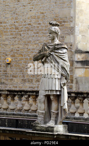 Römische Statue auf der Terrasse an der römischen Bäder in Bath, England. Stockfoto