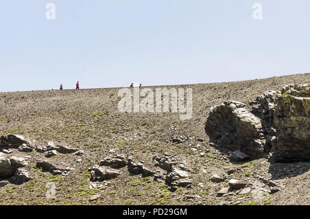 Wanderer im Nationalpark Sierra Nevada, unten kommen von Pico de Veleta Gipfel, Granada, Andalusien, Spanien. Stockfoto