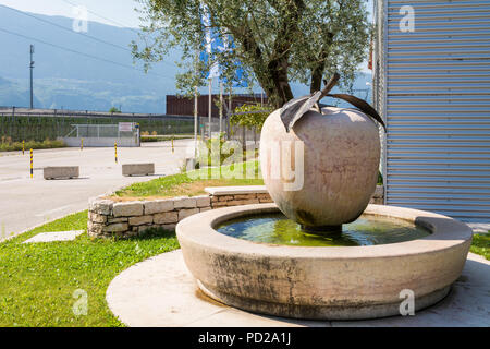 Magrè auf der Südtiroler Weinstraße, Bozen, Italien - Coop. Kurmark-Unifruit Gebäude: Zentrum für die Verarbeitung und den Verkauf von Apple 'Marlene'. Stockfoto