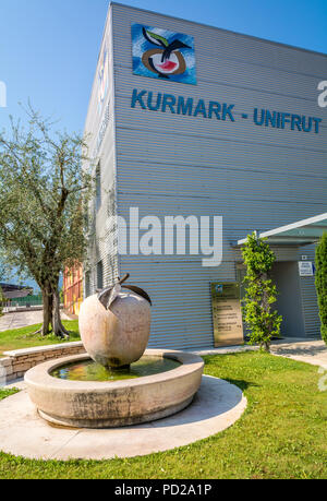 Magrè auf der Südtiroler Weinstraße, Bozen, Italien - Coop. Kurmark-Unifruit Gebäude: Zentrum für die Verarbeitung und den Verkauf von Apple 'Marlene'. Stockfoto