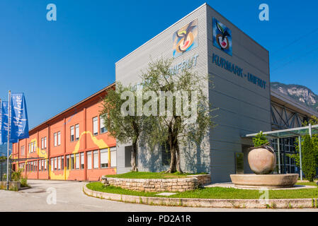 Magrè auf der Südtiroler Weinstraße, Bozen, Italien - Coop. Kurmark-Unifruit Gebäude: Zentrum für die Verarbeitung und den Verkauf von Apple 'Marlene'. Stockfoto