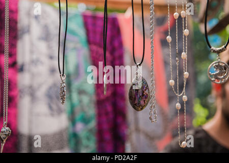 Viele bunte Perlen auf indonesischen Markt handgefertigten Schmuck. Stockfoto