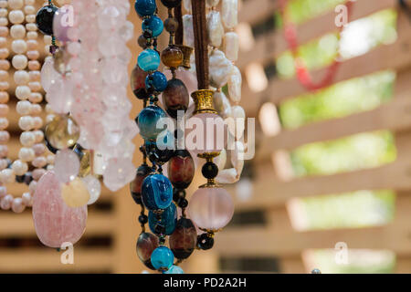 Viele bunte Perlen auf indonesischen Markt handgefertigten Schmuck. Stockfoto
