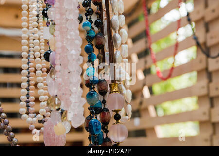 Viele bunte Perlen auf indonesischen Markt handgefertigten Schmuck. Stockfoto