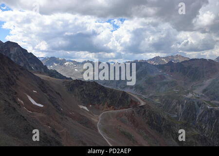 Landschaft Panorama der Ötztaler Alpen in der Nähe von Sölden in Tirol, Österreich. Luftaufnahme aus der Sicht eines Gleitschirms. Stockfoto