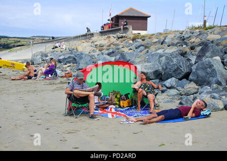 Familie relaxen am Strand von Marazion, Cornwall, UK - Johannes Gollop Stockfoto