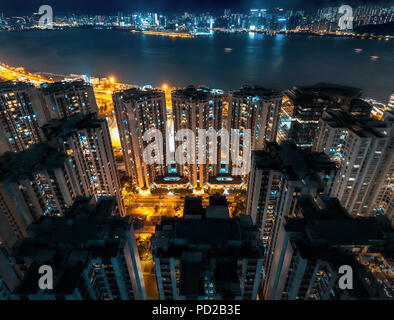 Hochhaus in städtischen Gebäuden mit bunten Lichter in der Nacht, Hong Kong Stockfoto