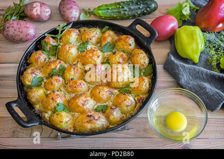 Prinz: Kartoffeln: im Ofen gebacken junge Kartoffeln mit Quark. Essen mit Gemüse. Russische Küche. Stockfoto