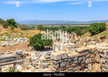 Ephesus, Izmir, Türkei - Juli 8, 2018: die Menschen sind zu Fuß durch die alten Gassen von Ephesus von domitian Tempel, der Bibliothek des Celsus Stockfoto