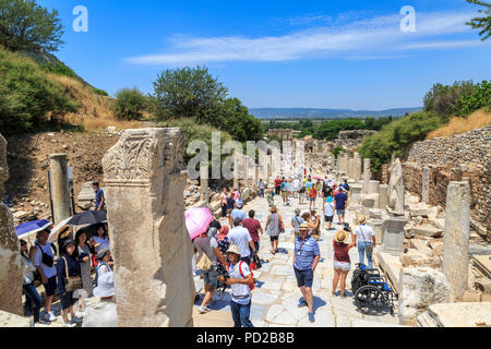 Ephesus, Izmir, Türkei - Juli 8, 2018: die Menschen sind zu Fuß gründliche alten Straßen von Ephesus mit Bibliothek von Celsus Hintergrund Stockfoto