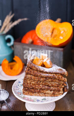 Leckere hausgemachte Pfannkuchen zum Frühstück, mit Kürbis und Honig. Frühstück für die ganze Familie. Rustikale Foto. Platz kopieren Stockfoto