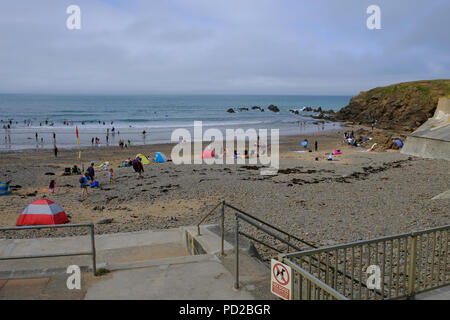 Bude, Cornwall, UK. UK Wetter. Urlauber genießen das warme Wetter Crooklets Beach in Bude, Großbritannien Stockfoto