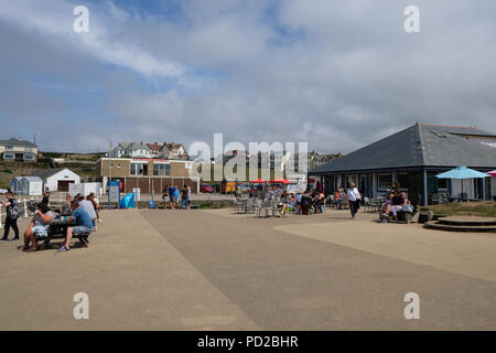 Bude, Cornwall, UK. UK Wetter. Urlauber genießen das warme Wetter Crooklets Beach in Bude, Großbritannien Stockfoto