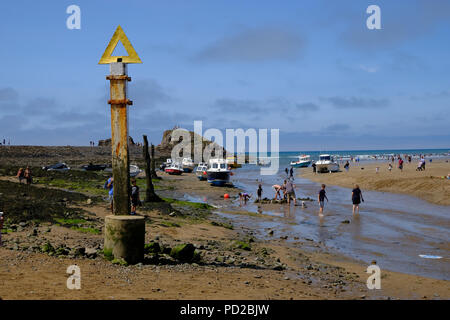 Bude, Cornwall, UK. Urlauber genießen Sie den Strand bei Ebbe am Breakwater Beach auf der Suche nach Sir Thomas Grube und Summerleaze Beach Stockfoto