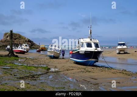 Bude, Cornwall, UK. Urlauber genießen Sie den Strand bei Ebbe am Breakwater Beach auf der Suche nach Sir Thomas Grube und Summerleaze Beach Stockfoto