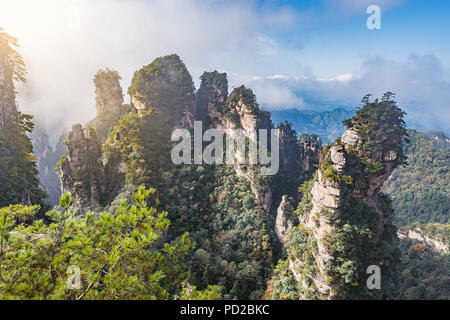 Sonne bricht durch die Wolken über die bunten Felsen in Niagara-on-the-Lake Forest Park. China. Stockfoto