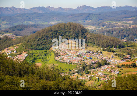 Wunderschöne Aussicht auf das Tal von Ooty Berg Doddabetta in Tamil Nadu, Indien Stockfoto